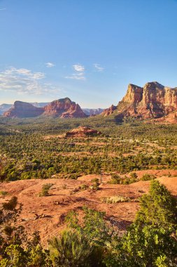 Bell Rock 'ta Sunny Day: Amazing Sedona, Arizona, 2016' da Kızıl Kaya oluşumlarının canlı zıtlığı, Yeşil Vegetasyon ve Açık Mavi Gökyüzü