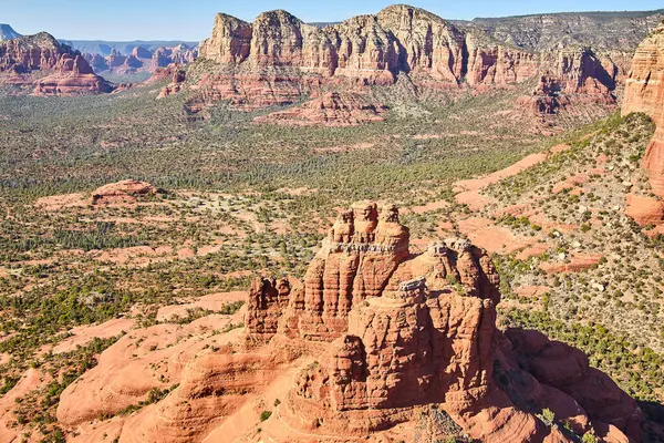 Arizona 2016, açık mavi gökyüzü altında Sedonas kızıl kaya oluşumları ve yemyeşil bitki örtüsü nefes kesici hava manzarası