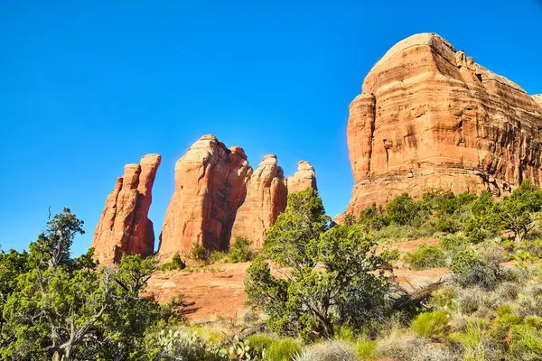 Katedral Kayası, Sedona, Arizona 'da Mavi Gökyüzü altında Görkemli Kızıl Kaya oluşumları
