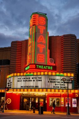 Ann Arbor, Michigan şehir merkezindeki canlı, neon ışıklı Devlet Tiyatrosu 'nda alacakaranlık tarihi mimari ve canlı film atmosferini gözler önüne seriyor..