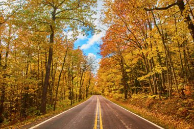Michigan Yolu 'nda canlı bir sonbahar tatili, Keweenaw' da sakin bir sonbahar yolculuğu, 2017