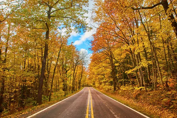 Michigan Yolu 'nda canlı bir sonbahar tatili, Keweenaw' da sakin bir sonbahar yolculuğu, 2017
