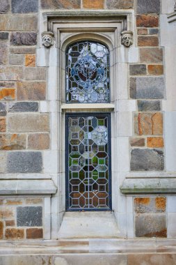 Gotik, Michigan Üniversitesi Hukuk Fakültesi 'nde tarihi mimari zarafetin sergilendiği vitrinden esinlenerek yapılmıştır.