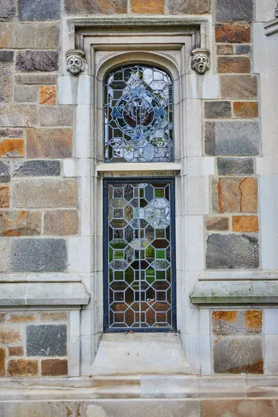 Gotik, Michigan Üniversitesi Hukuk Fakültesi 'nde tarihi mimari zarafetin sergilendiği vitrinden esinlenerek yapılmıştır.