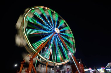 Fort Wayne, Indiana 'daki Allen County Panayırı' nda 2017 'de Ferris Wheel' in canlı uzun pozu