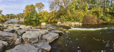 Huzurlu Sonbahar Sabahı Huron River, Michigan 'da Rustic Covered Bridge ve Rocky Waterfall