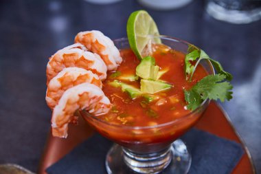 2017 'de Fort Wayne Restaurantı' nda bir cam tabakta servis edilen zarif karides kokteyli.