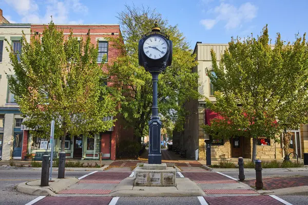 Historic Ypsilanti Street Clock Centered Quaint Downtown Scene Framed Lush — Stock Photo, Image