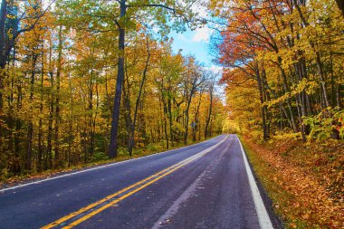 Michigans Keweenaw Yolu 'ndaki Sakin Sonbahar Yolu, Çevrelenmiş Vibrant Fall Yeşilliği