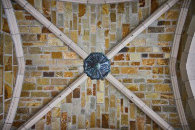 Michigan Üniversitesi Hukuk Fakültesi 'ndeki tarihi bir binanın karmaşık bir şekilde oyulmuş tavanı mimari güzelliği ve zanaatkarlığı gözler önüne seriyor..