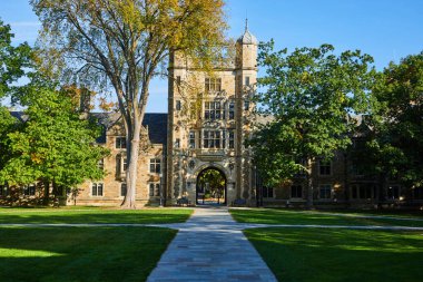 Michigans Üniversitesi Hukuk Fakültesi 'nde sonbahar, tarihi taş mimarisi ve zengin kampüs alanlarını gözler önüne seriyor..