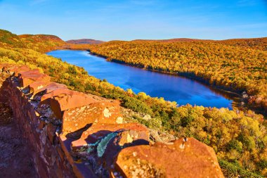 Bulutlardaki Gölde Altın Saat Sonbahar Yansımaları, Michigan