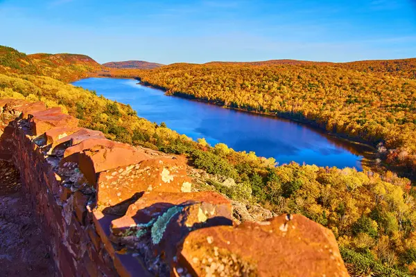 Bulutlardaki Gölde Altın Saat Sonbahar Yansımaları, Michigan