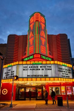 Canlı Neon Işıkları Mavi Saat sırasında Michigan, Ann Arbor 'daki Devlet Tiyatrosunu Aydınlattı