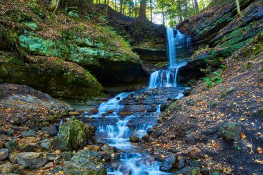 Horseshoe Falls, Michigan 'da sonbahar - sakin şelale yosunlu kayaların üzerinde dalgalı sonbahar renkleri arasında çağlıyor