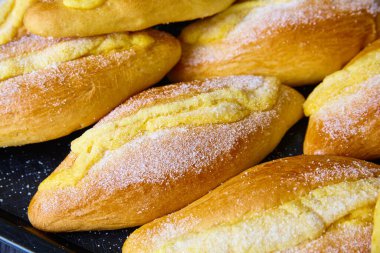 2017 'de Fort Wayne, Indiana' daki bir pastanenin ev yapımı tatlılığını sergileyen, fırında serpiştirilmiş, altın kahverengiye yakın plan hamur işleri.