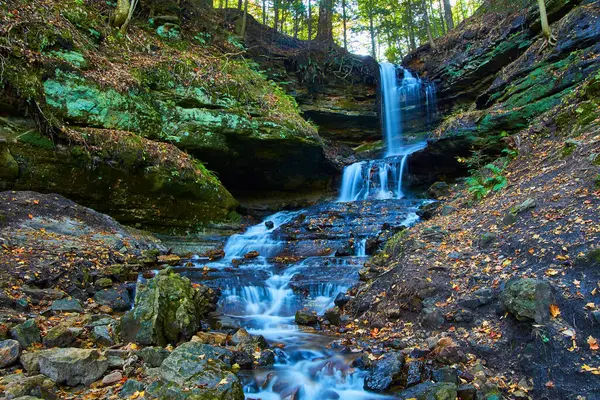 Horseshoe Falls, Michigan 'da sonbahar - sakin şelale yosunlu kayaların üzerinde dalgalı sonbahar renkleri arasında çağlıyor