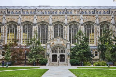 Michigan Üniversitesi Hukuk Fakültesi 'nin gotik mimarisi, Ann Arbor, Michigan' da manikürlü çimenli, karmaşık taş oymalar ve vitray pencereler içeriyor..