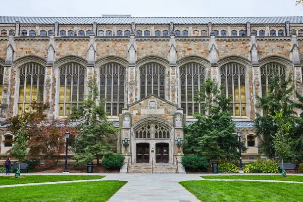 Michigan Üniversitesi Hukuk Fakültesi 'nin gotik mimarisi, Ann Arbor, Michigan' da manikürlü çimenli, karmaşık taş oymalar ve vitray pencereler içeriyor..
