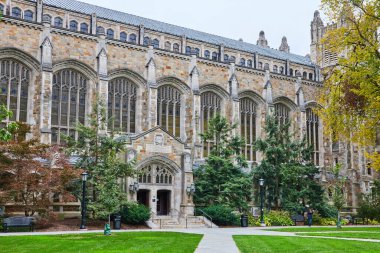 Gotik Diriliş mimarisi Michigan Üniversitesi Hukuk Fakültesi 'nde büyük tarihi bir binaya hükmediyor. Eğitim ve geleneği gözler önüne seriyor.