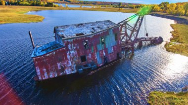 DJI Phantom 4 insansız hava aracı 2017 sonbaharının altın saatinde Michigan kırsalında terk edilmiş bir tarlayı geri almak için doğanın sakin zıtlığını yakalıyor..