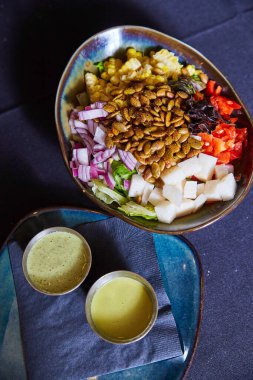 Fort Wayne, Indiana, 2017 'de tapas barında taze sebzeli ve kremalı canlı salata..