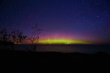 Copper Harbor, Michigan 'daki Rocky Arazisi üzerinde canlı Aurora Borealis, 2017 Sonbaharında yakalandı.