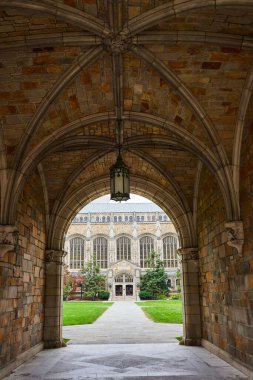Gotik kemer yolu tarihi Michigan Üniversitesi Hukuk Dörtgenini gözler önüne seriyor, eğitim ve tarihi sembolize ediyor
