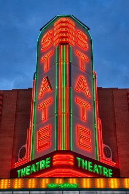 Ann Arbor, Michigan şehir merkezindeki Devlet Tiyatrosu 'nun canlı neon tabelaları, alacakaranlıkta retro cazibe ve Americana.
