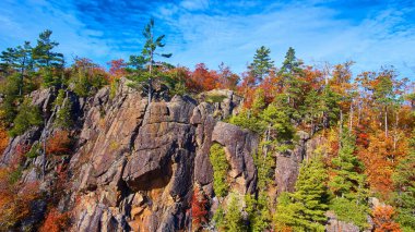 Rugged Cliffs 'de canlı Sonbahar Yeşillikleri İnsansız Hava Aracı tarafından 2017' de ele geçirildi.
