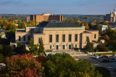 Michigan Üniversitesi 'nin klasik mimarisi şehir ortamında canlı sonbahar renkleri arasında Ann Arbor