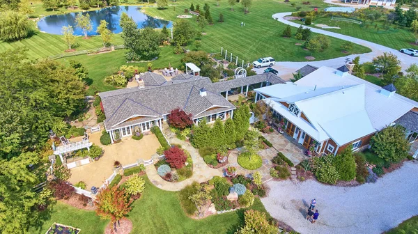 2017年 Dji幻影4无人机拍摄了印第安纳州利奥一处豪华住宅的空中景观 它展示了一栋现代传统的房子 美丽的花园和宁静的池塘 — 图库照片