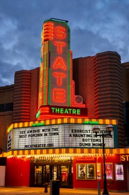 Ann Arbor, Michigan 'daki canlı bir devlet tiyatrosu afişi mavi saatte parladı ve seyircileri nostaljik bir sinema deneyimine davet etti.