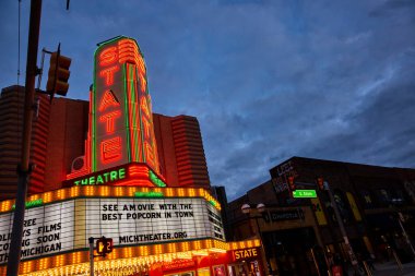 Eyalet Tiyatrosu 'nda Alacakaranlık, Ann Arbor, Michigan şehir merkezindeki sembolik neon ışıklı sinema. Nostaljik cazibe ve gece hayatı aktiviteleri yayılıyor..
