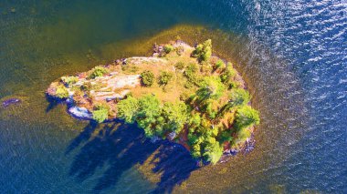 Medora Gölü, Michigan 'daki Gözlerden uzak bir adanın havadan görünüşü, DJI Phantom 4 Drone tarafından 2017 sonbaharında yakalandı.