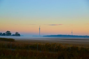 2017 Sonbahar Şafağı Rüzgâr Türbinli Sürdürülebilir Michigan Çiftliği, Serene Foggy Peyzajı