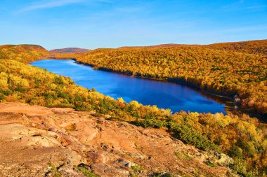 Clouds, Michigan 'daki Gölü' nde Nefes Kesen Sonbahar Sahnesi Kristal Mavi Göl 'le Buluştu
