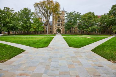 Ann Arbor 'daki Michigan Üniversitesi Hukuk Fakültesi' nin Gotik Mimarisi Sonbaharın başlarında yemyeşil ortamda.