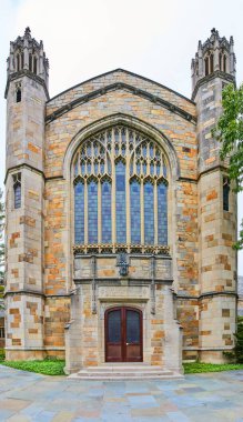 Michigan Üniversitesi Hukuk Fakültesi 'nde huzur ortamında Gotik Uyanış mimarisi, tarih ve eğitimi ön plana çıkarıyor.