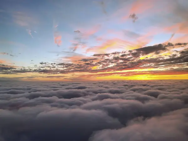 バハマ上空の雲の海の上の放射状の夕日の空中ビュー — ストック写真