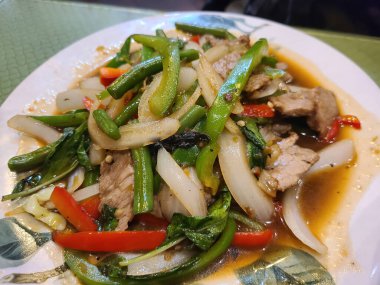 2023 yılında Indianapolis restoranında servis edilen renkli sebzeli ve dilimlenmiş etli canlı Asya kızartma tabağı.