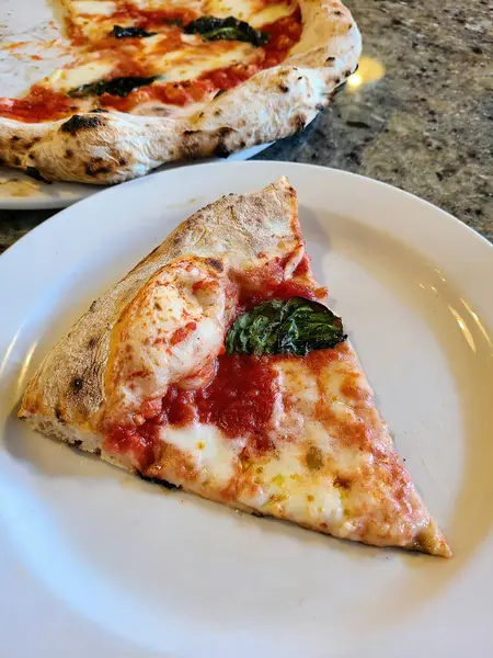 Authentique Tranche Pizza Margherita Sur Une Assiette Céramique Dans Restaurant — Photo