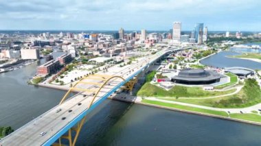 Milwaukee, Wisconsin 'in havadan çekilmiş görüntüleri, canlı şehir manzarasını, ikonik sarı kemerli Daniel W. Hoan Anıt Köprüsü' nü ve açık gökyüzü altında hareketli şehir hayatını gözler önüne seriyor..