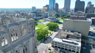 Dinamik Indianapolis 'in Havadan Görünümü - Indianapolis şehir merkezinde büyüleyici bir gündüz süzülüşü, görkemli İskoç Rite Katedrali, sakin Obelisk Meydanı ve Indiana Savaşı anısına