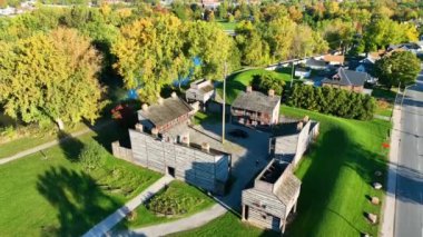 Fort Wayne, Indiana 'da bulunan tarihi kalenin havadan çekilmiş fotoğrafı. Etrafı canlı düşen yapraklarla çevrili ahşap yapıları yakalıyor. Amerikan tarihi ve kültürel mirasını yansıtıyor..