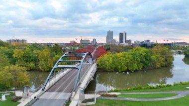 Fort Wayne, Indiana 'dan geçen MLK Memorial Köprüsü' nün hava yayası görüntüsü. Sonbaharda şehri sakin Headwater Park 'a zahmetsizce bağlıyor..