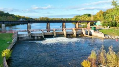 Ann Arbor, Argo Barajı 'nın üzerinden uçarak ilerlerken, açık mavi gökyüzü altında sakin Huron Nehri' nin keyfini süren kayakçılarla, insan mühendisliği ve doğal güzelliğin canlı bir karışımını gözler önüne seriyor..