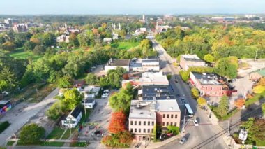 Canlı Ann Arbor, Michigan 'ın hava takibi görüntüleri, şehrin canlı caddelerini ve pitoresk mimarisini gözler önüne seriyor, sonbaharın yüksek güneş ışığı altında..
