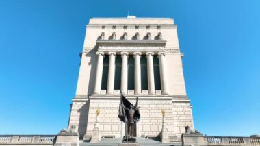 Indiana Savaş Anıtı ve Müzesi 'nin havadan görünüşü, Indianapolis şehir merkezindeki neoklasik mimarisinin ihtişamını yansıtıyor, açık gökyüzünün ortasında, umudu ve hatırayı simgeliyor..