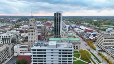 Fort Wayne, Indiana 'nın havadan görünüşü modern gökdelenlerin ortasındaki Allen County Adliyesi gibi tarihi simgelerin dinamik bir karışımını sergiliyor..